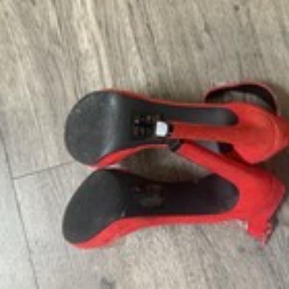 Qupid Women's High Heel Shoes Size 7.5 Red Faux Suede Ankle Strap - Picture 3 of 4